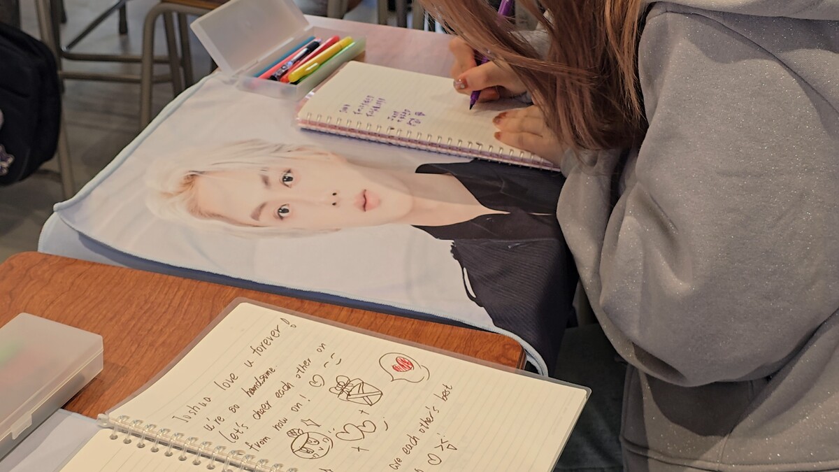 세븐틴 더 시티 나고야 캐럿 문화제에서 한 팬이 멤버 준에게 메모를 남기고 있다. 정희원 기자