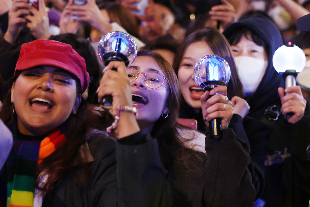 [방탄소년단(BTS) 팬들이 21일 서울 종로구 광화문광장에서 열린 'BTS 컴백 라이브: 아리랑(ARIRANG)' 공연을 즐기고 있다. 뉴시스