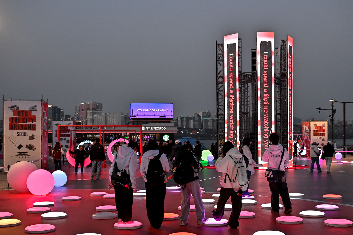 ‘BTS THE CITY ARIRANG SEOUL’ 행사장. 팬들이 체험형 콘텐츠를 즐기며 공연 전후 도심을 누비고 있다. 하이브