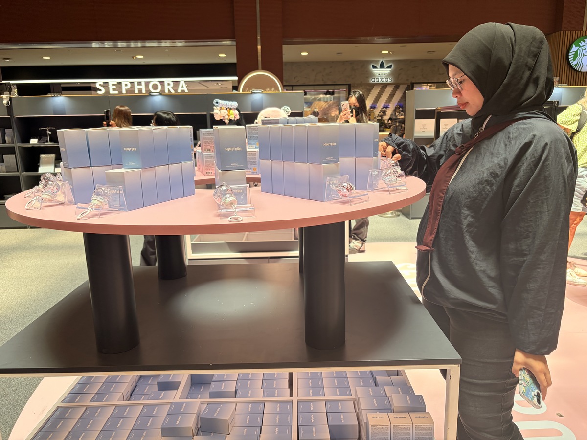 싱가포르에서 열린 세븐틴 굿즈 팝업을 둘러보는 캐럿. 이미 많은 제품들은 '솔드 아웃'이다. 정희원 기자