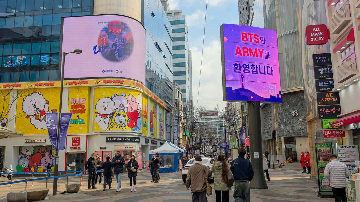지난 20일 BTS 컴백과 함께 라인프렌즈스퀘어 명동점이 외관 파사드를 BT21 캐릭터로 교체했다. 오른편에는 BTS와 ARMY를 환영한다는 전광판 문구가 눈에 띈다. 정희원 기자