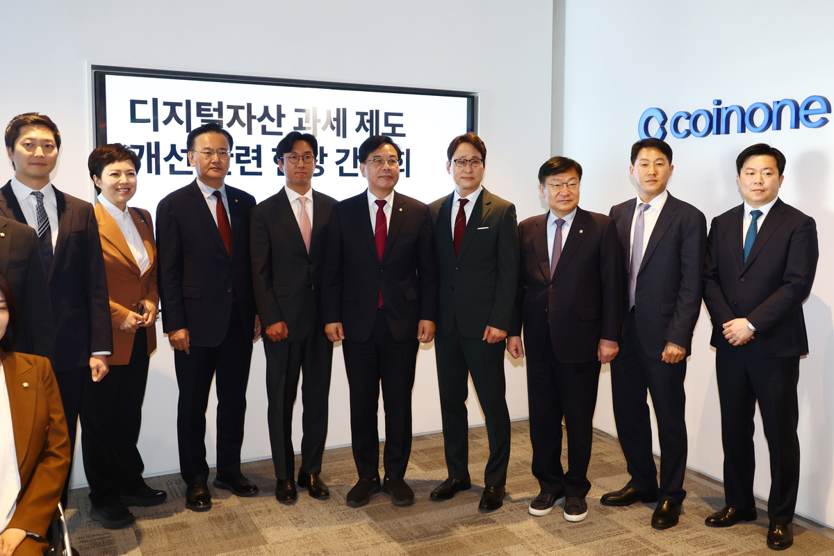 송언석(왼쪽 다섯번째) 국민의힘 원내대표 등 참석자들이 25일 서울 여의도 코인원에서 열린 디지털자산 과세 제도 개선 관련 현장간담회에서 시작 전 기념촬영하고 있다. 뉴시스