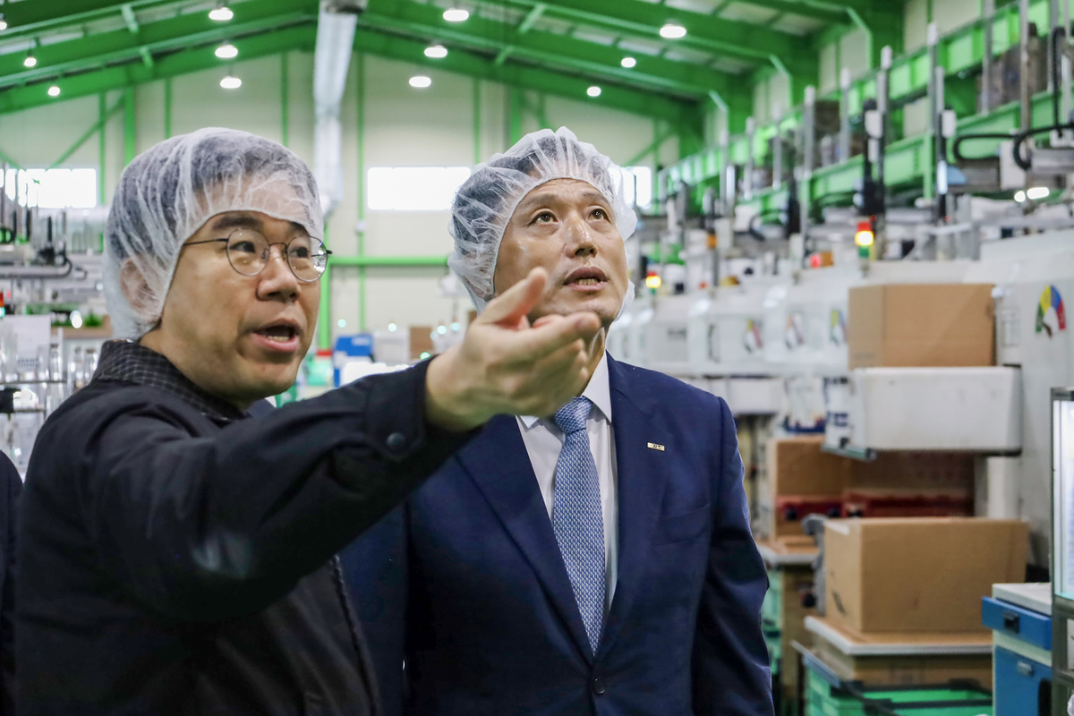 박주선 기보 전무이사(오른쪽)가&nbsp;옥종수 성림 대표이사와 함께 제조시설을 둘러보고 애로사항을 청취하고 있다. 기보 제공