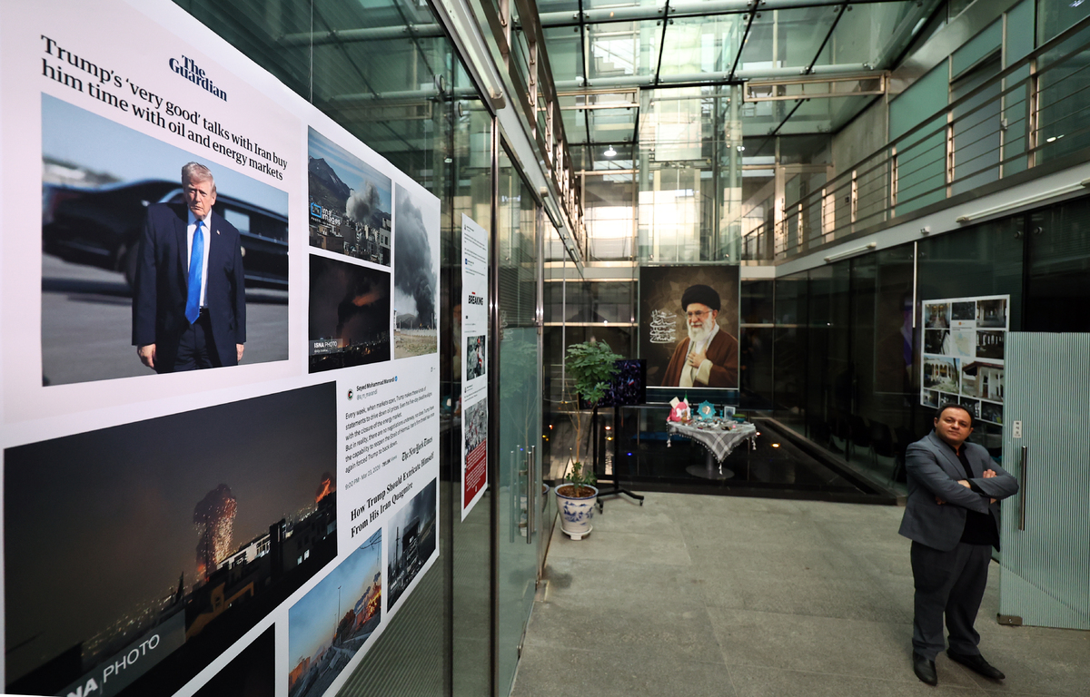 26일 서울 용산구 주한 이란 대사관에 이란 사태 관련 사진이 붙어 있다. 뉴시스