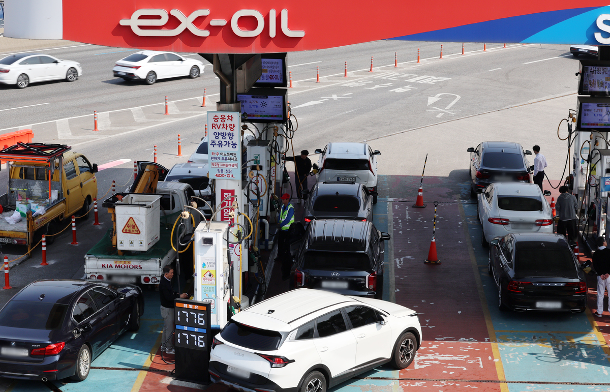 26일 서울 서초구 만남의광장 주유소에서 고객들이 주유를 하고 있다. 뉴시스