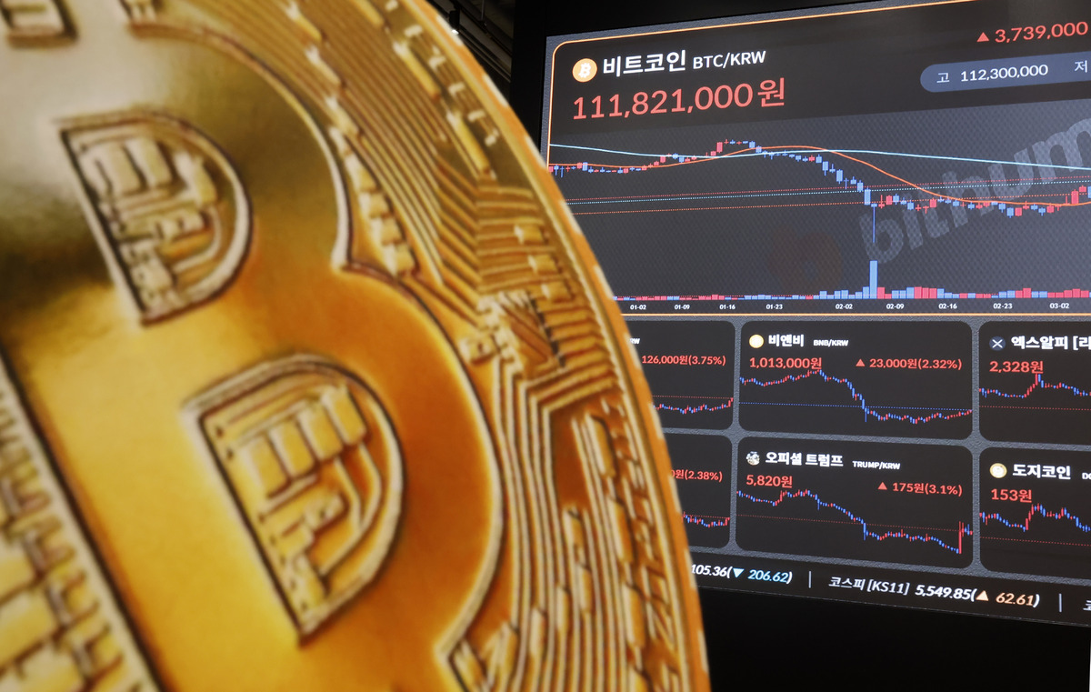 비트코인이 상승세를 보이고 있는&nbsp;지난 17일 서울 서초구 빗썸 라운지 강남점 전광판에 비트코인 시세가 표시되고 있다. 뉴시스
