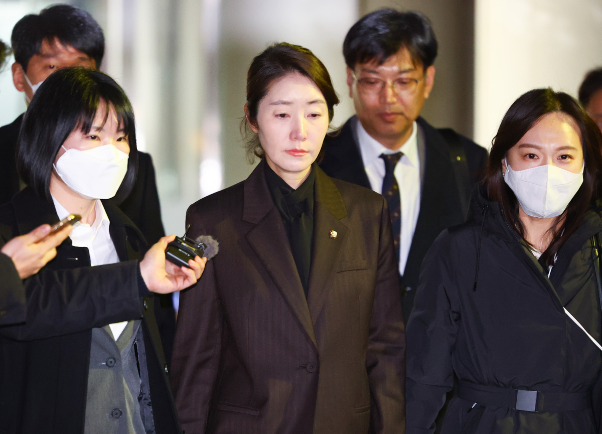 공천 헌금 1억 원을 수수한 혐의를 받는 강선우 무소속 의원이 지난 3일 오후 서울 서초구 서울중앙지방법원에서 열린 구속 전 피의자 심문(영장실질심사)를 마친 뒤 법원을 나서고 있다. 뉴시스