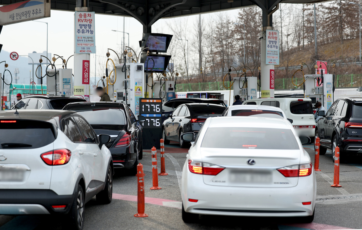 22일 서울의 만남의광장 주유소에 유가 정보가 표시되어 있다. 사진=뉴시스