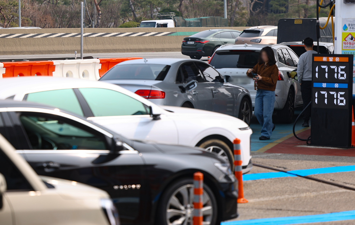 2차 석유 최고 가격제 시행 첫날인 지난 27일 유가가 저렴한 서울 서초구 만남의 광장 주유소에 주유를 하려는 차량들이 대기하고 있다. 뉴시스