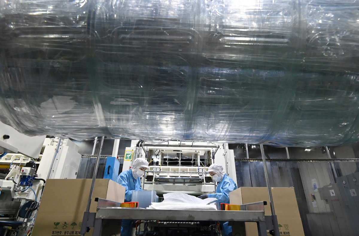 중동사태 여파로 석유화확 원료인 나프타 재고가 급감하면서 포장 용기 및 종량제 봉투 등 1회용품 포장재 품귀현상이 우려되고 있다. 지난 27일 경기 광주시 한 플라스틱 용기 제조업체 모습. 뉴시스