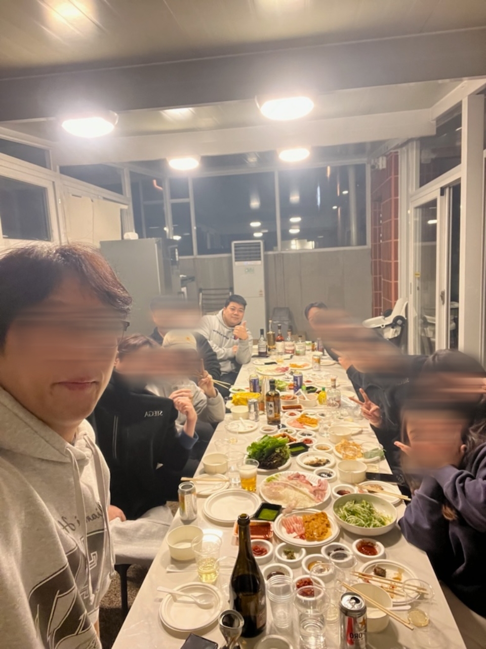 제이1 임직원들이 회식을 하고 있다. 황재원 대표는 “회식이면 평소 접하기 힘든 희소성 높은 술을 직접 가져와 함께 시음하며 각자의 감상을 공유한다. 이러한 자리가 곧 제이1이 만드는 술의 깊이로 이어진다”고 말했다. 제이1 제공