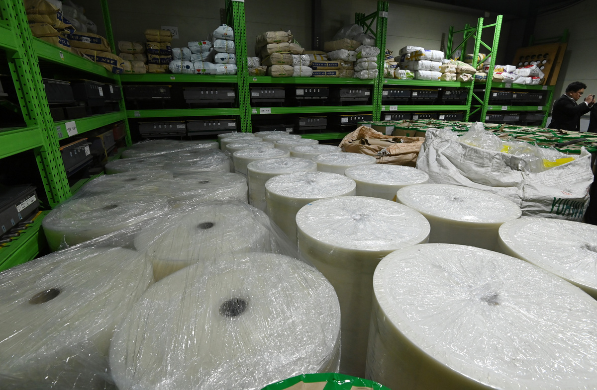 중동사태 여파로 석유화학 원료인 나프타 재고가 급감하면서 일회용품 포장재 품귀현상이 우려되고 있다. 경기 광주시 한 플라스틱 용기 제조업체 모습. 뉴시스