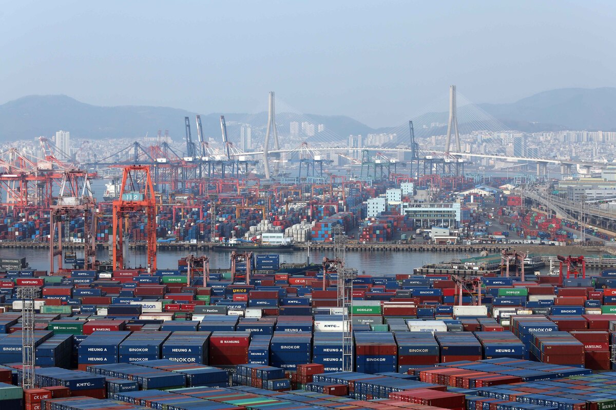 부산 남구 신선대 및 감만 부두 야적장에 수출입 컨테이너가 쌓여 있다. 뉴시스