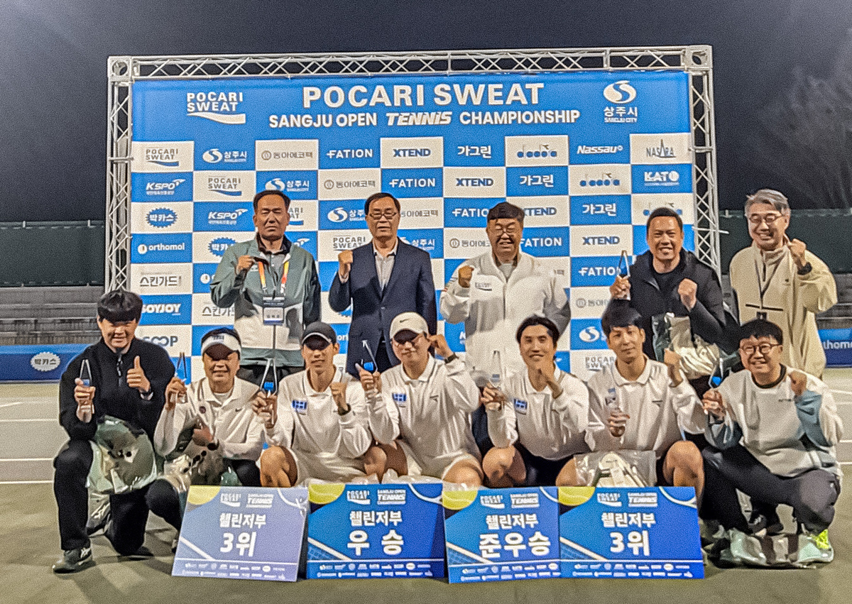 2026 포카리스웨트 상주오픈 테니스 챔피언십 참가 선수들과 관계자들이 기념사진을 찍고 있다. 동아오츠카 제공