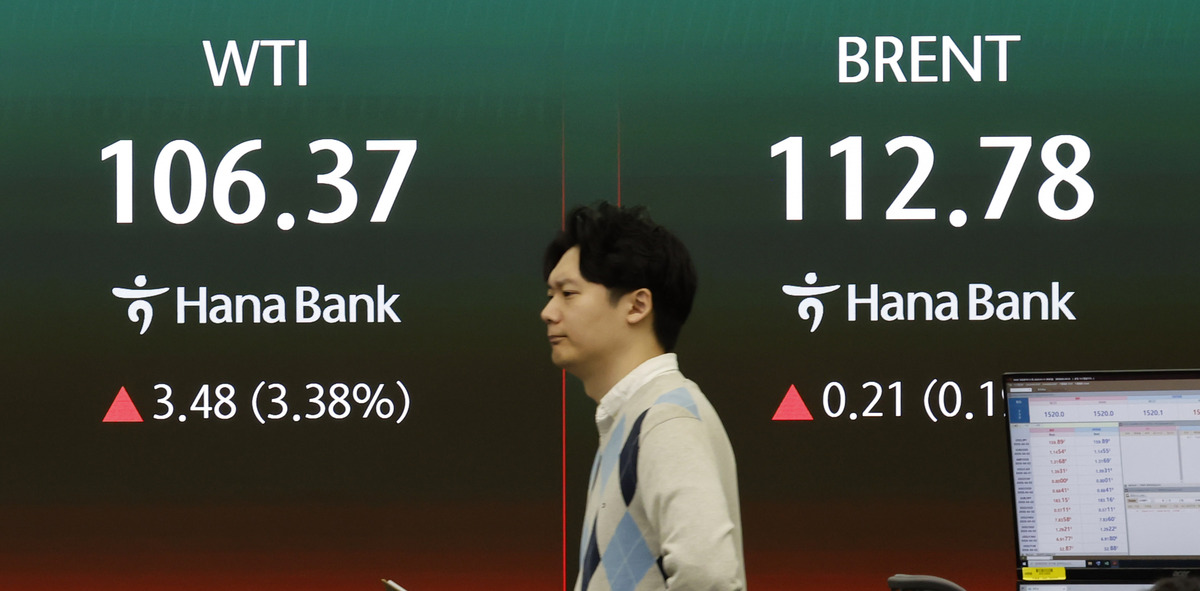 서부텍사스산원유(WTI) 5월물은 배럴당 102.88달러로 2022년 7월 이후 처음으로 종가 기준 100달러를 넘어선 31일 서울 중구 하나은행 딜링룸 전광판에 지수가 표시 되고 있다. 브렌트유도 112.78달러를 기록했다. 뉴시스