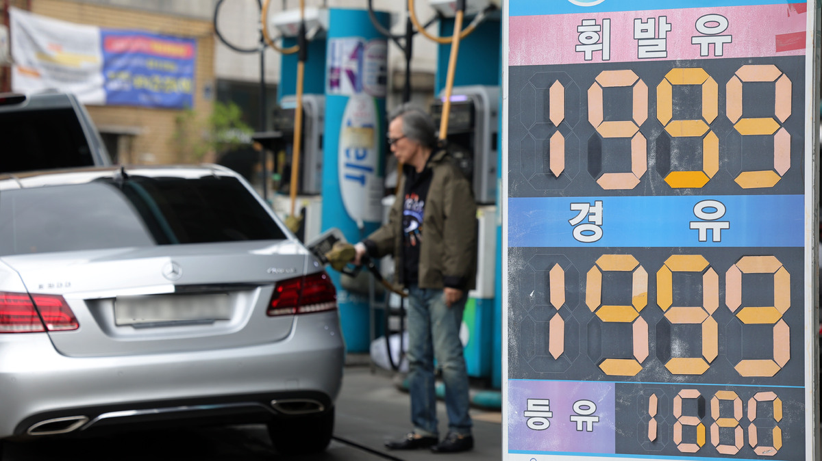 2차 석유 최고가격제 시행 나흘째인 30일 서울 휘발유 가격이 리터당 1900원을 돌파한 가운데 서울 시내 한 주유소에 유가 정보가 표시돼 있다. 뉴시스
