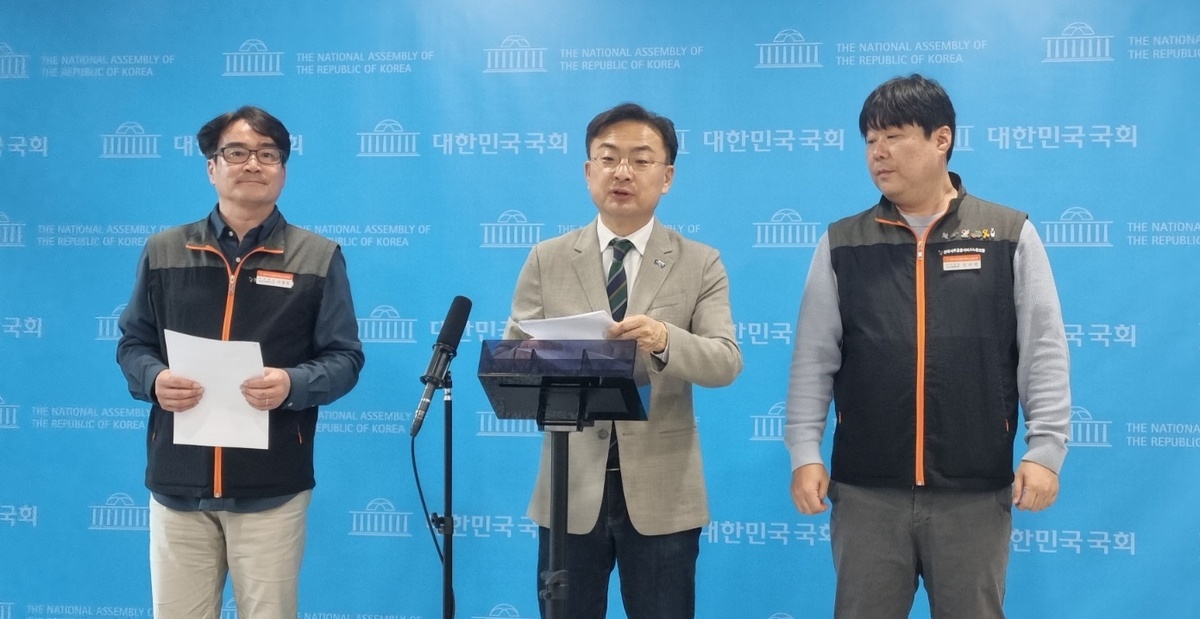 사진=신장식 조국혁신당 의원(가운데)은 31일 국회 소통관에서 전국사무금융서비스노동조합과 함께 기자회견을 열고 이런 내용을 담은 ‘금융회사의 지배구조에 관한 법률 일부개정법률안’을 대표 발의했다.