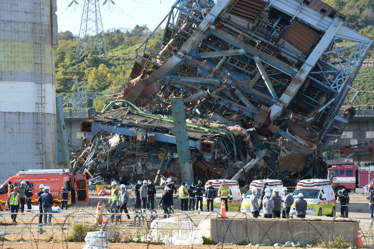 소방당국이 지난해 11월 울산 남구 울산화력발전소 보일러 타워 5호기 붕괴 사고 현장에서 매몰자 구조 작업을 벌이고 있다. 뉴시스
