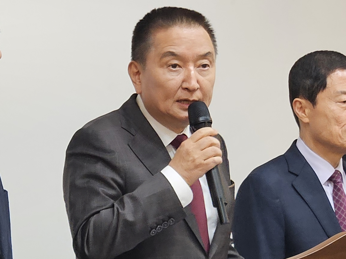 김영환 충북지사가 지난 24일 청주시 상당구 문화동 충북도청 브리핑룸에서 기자회견을 열어 국민의힘 공천관리위원회의 컷오프(공천 배제)와 관련한 공작 정치 의혹을 제기하고 있다. 뉴시스