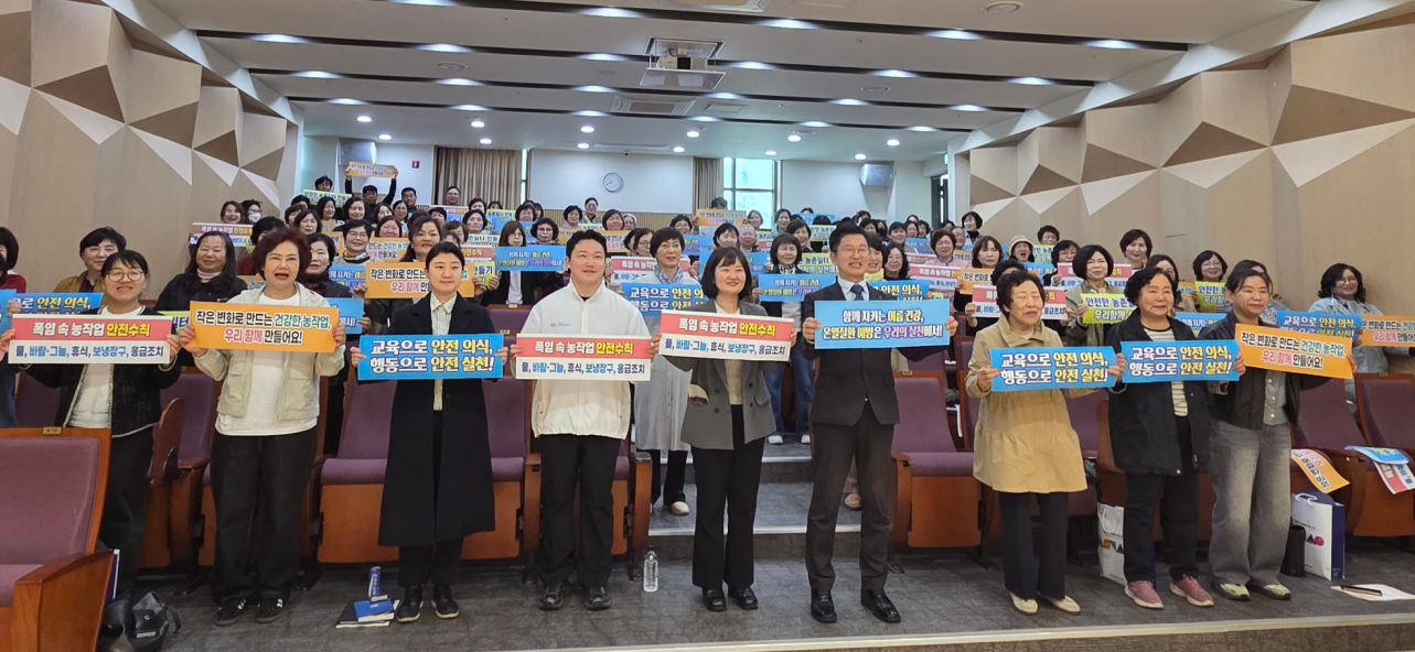 동아오츠카,&nbsp;농촌진흥청, 전북농업기술원, 전북도 시군 담당자들이&nbsp;‘2026년 온열질환 예방요원 역량강화 교육’ 기념사진을 찍고 있다. 동아오츠카 제공