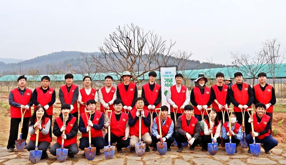 하림 임직원들이 최근 새만금환경생태단지 일원에서 기후변화 대응과 탄소중립 실천을 위한 수목 식재 활동을 마친 뒤 기념사진을 찍고 있다. 하림 제공