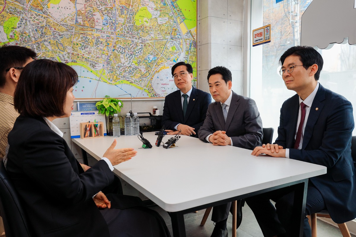 장동혁 국민의힘 대표와 송언석 원내대표 등이 1일 서울 마포구 한 아파트 단지 상가의 부동산을 찾아 부동산 시장 점검을 하고 있다. 뉴시스