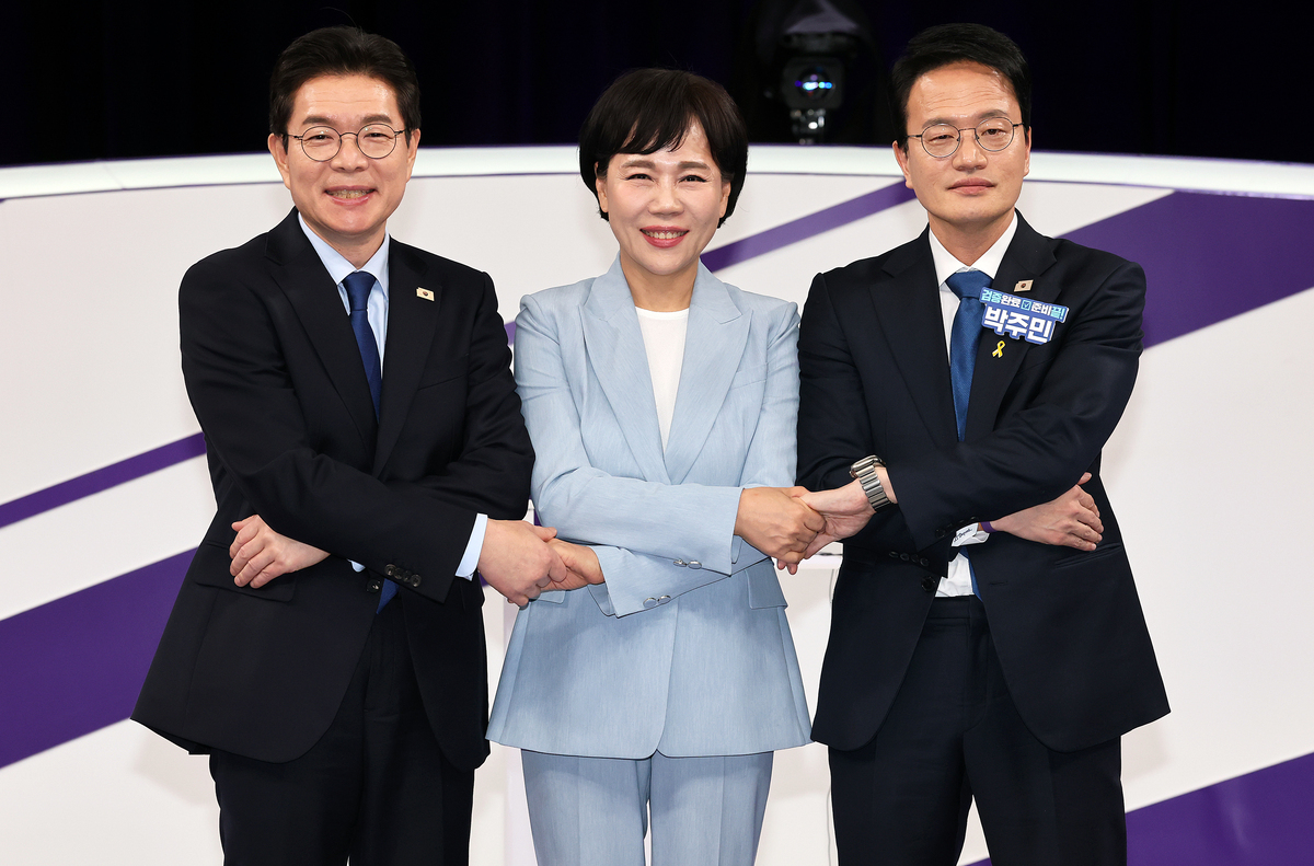 더불어민주당 정원오(왼쪽부터), 전현희, 박주민 서울시장 예비후보가 지난달 31일 서울 마포구 상암동 MBC 신사옥에서 열린 더불어민주당 서울시장 후보자 본경선 합동토론회에서 기념촬영하고 있다. 뉴시스