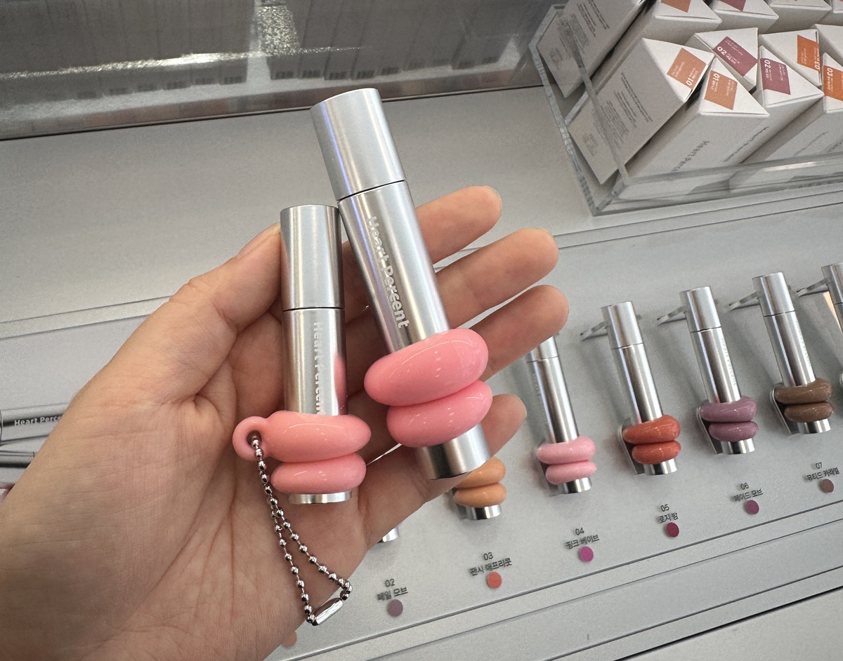 하트퍼센트 대표 제품 중 하나인 ‘도트 온 무드 원웨이 글로이 틴트’를 본품과 미니 버전 모두 만날 수 있다. 이화연 기자