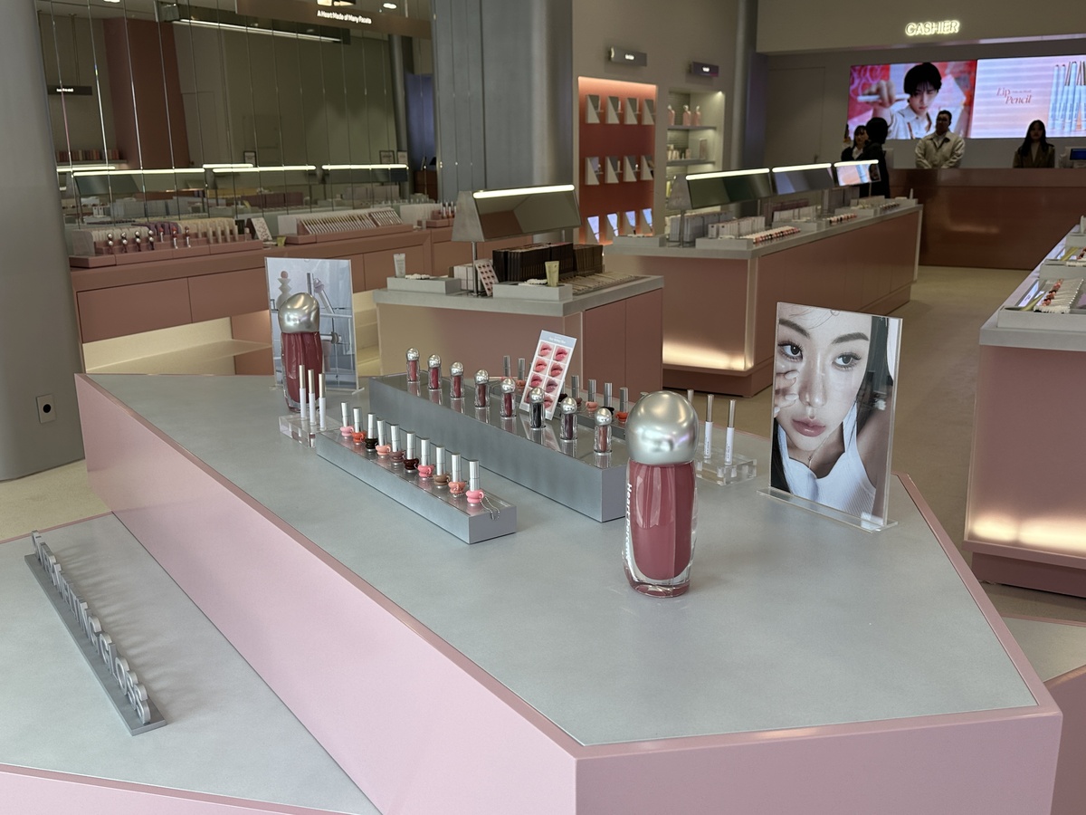 K-뷰티 브랜드 하트퍼센트가 오프라인 접점 확대를 위해 성수동에 플래그십 스토어를 오픈한다. 1층은 제품을 자유롭게 체험할 수 있는 공간으로 꾸며졌다. 이화연 기자