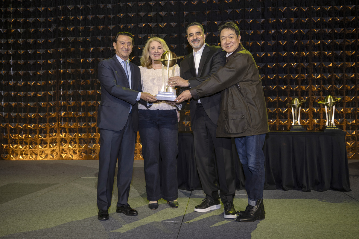 호세 무뇨스 현대차 대표이사 사장(왼쪽)과 관계자가 2026 월드카 어워즈 관계자들과 ‘세계 올해의 고성능 자동차’ 수상 기념사진을 찍고 있다. 현대자동차 제공