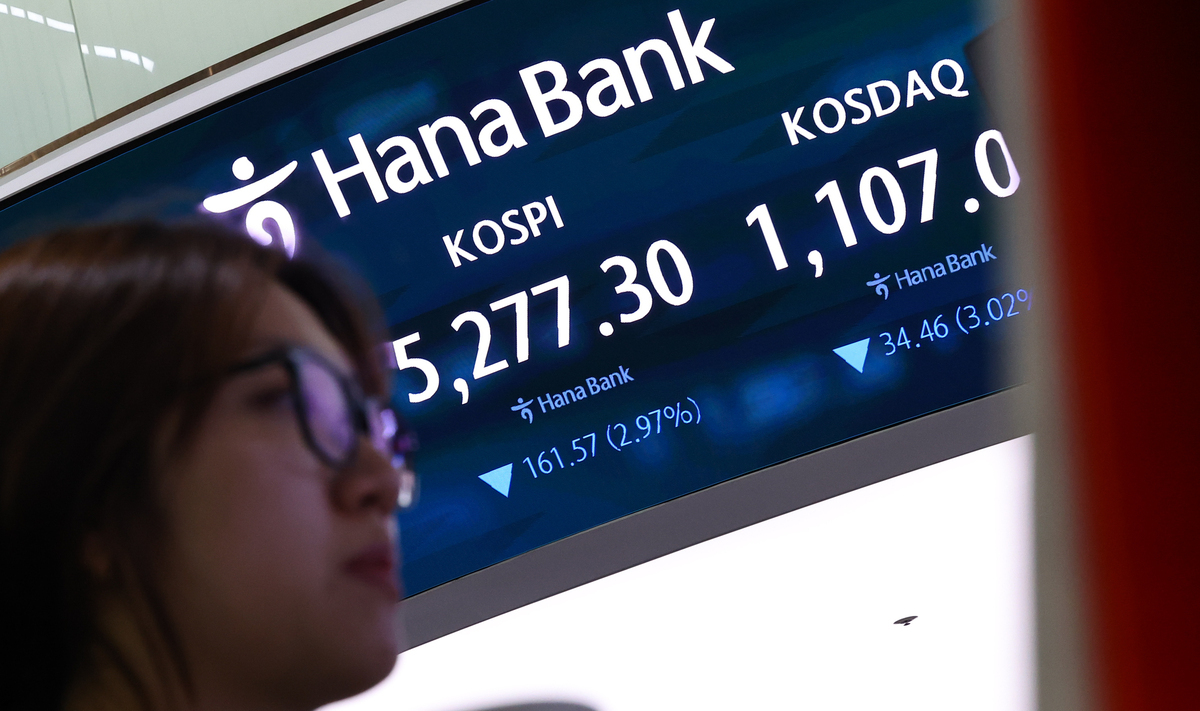 코스피 지수가 지난달 30일 약 3% 하락한 5270대로 마감한 가운데 코스닥 지수도 3.02% 내린 1107.05로 장을 마쳤다. 뉴시스