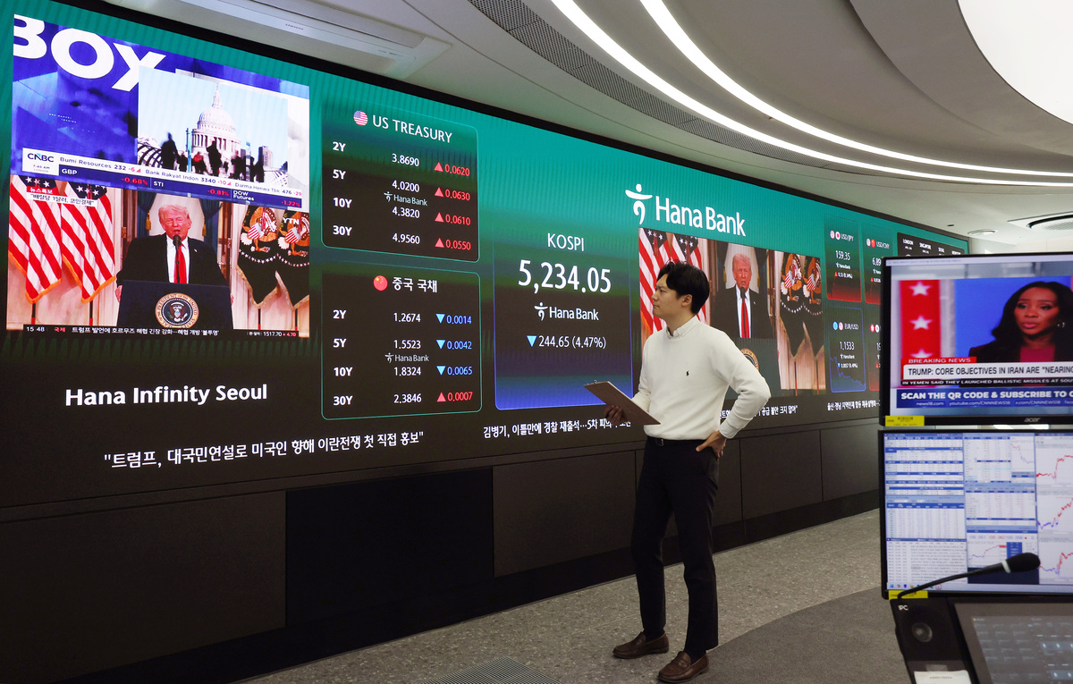 2일 서울 중구 하나은행 딜링룸에 도널드 트럼프 미국 대통령의 대국민 연설 중계방송이 나오고 있다. 이날 코스피는&nbsp;전 거래일보다 244.65포인트(4.47%) 내린 5,234.05에 거래를 마쳤다. 뉴시스
