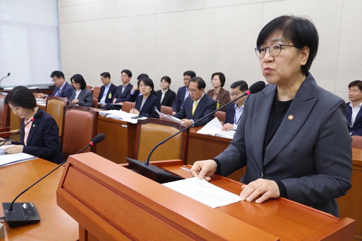정은경 보건복지부 장관이 2일 오전 서울 여의도 국회에서 열린 보건복지위원회 전체회의에서 추경예산안 관련 보고를 하고 있다. 뉴시스