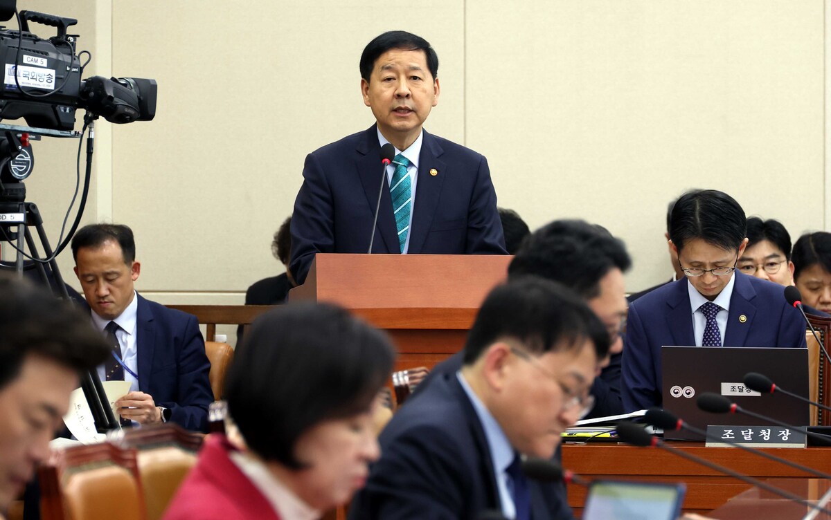 구윤철 부총리 겸 재정경제부 장관이 2일 오후 서울 여의도 국회에서 열린 재정경제기획위원회 전체회의에서 추경예산안 관련 보고를 하고 있다. 뉴시스