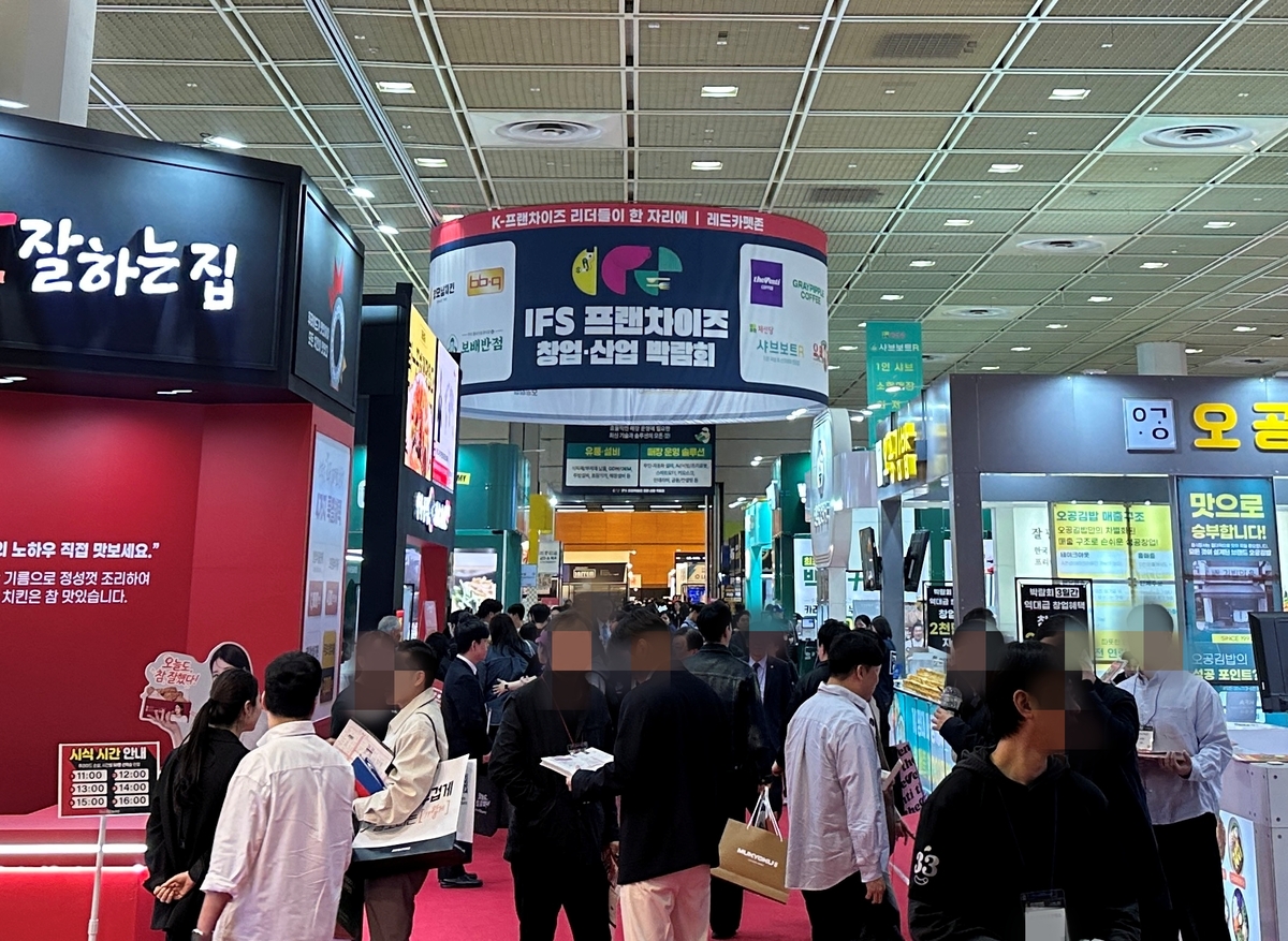 ‘2026 상반기 제60회 IFS 프랜차이즈 창업·산업 박람회’ 개막일인 2일 오전 행사장이 관람객으로 붐비고 있다. 이화연 기자