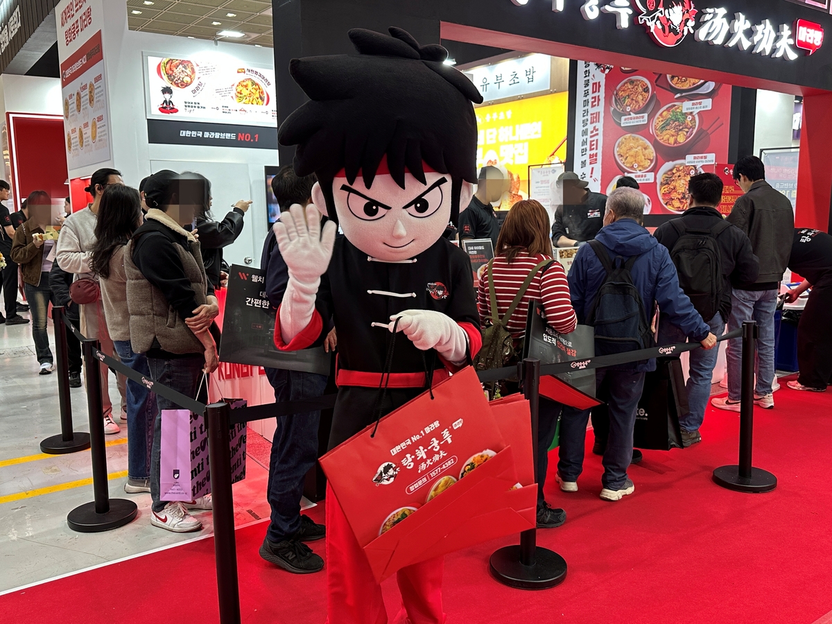 시식 행사가 진행 중인 마라탕 브랜드 탕화쿵푸 부스 앞에서 캐릭터 인형탈이 포즈를 취하고 있다. 이화연 기자