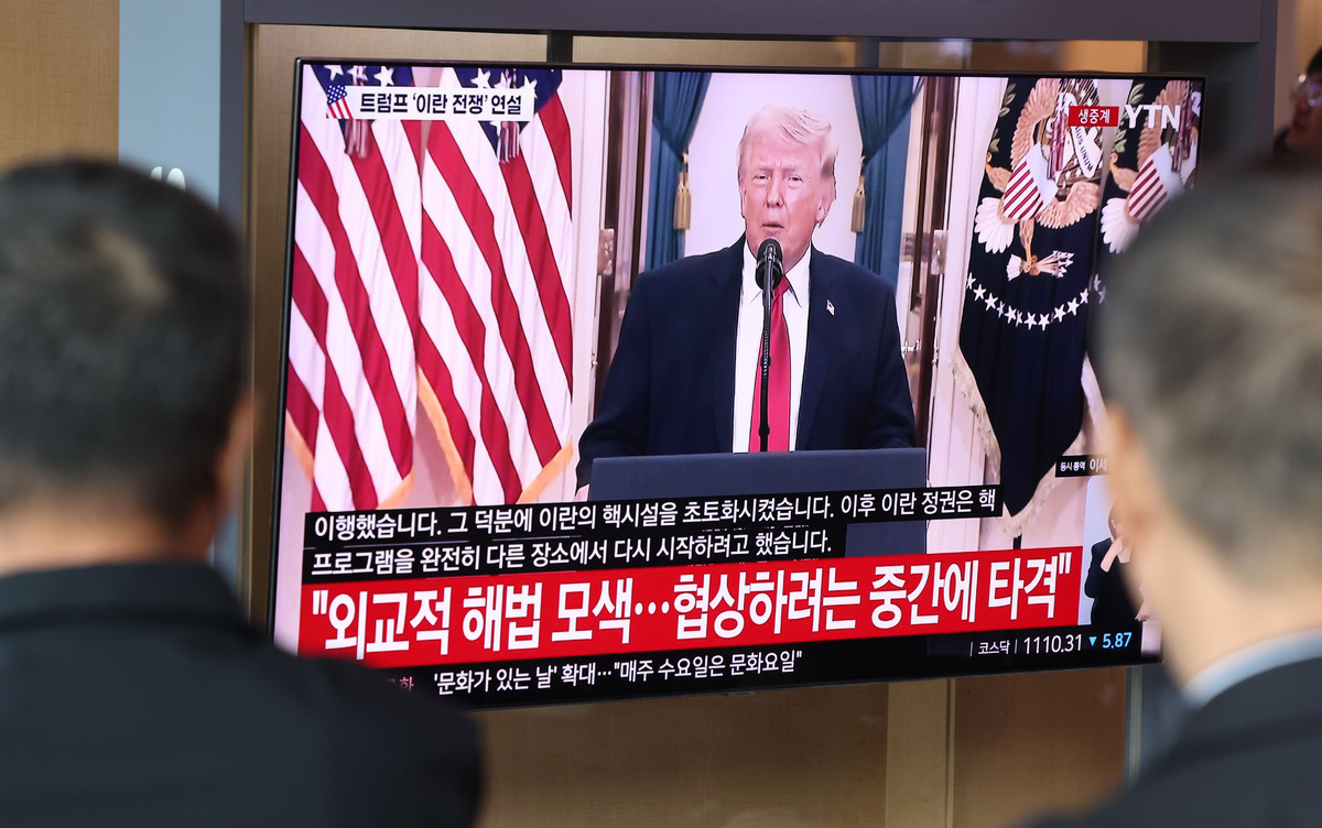 도널드 트럼프 미국 대통령이 2일 오전 이란 관련 대국민 연설을 하는 모습이 서울역 대합실 TV를 통해 생중계되고 있다.&nbsp;한편, 트럼프 행정부는&nbsp;철강·알루미늄·구리 함량이 높은 파생제품에 대해 제품 가격 기준 25%의 관세를 일괄 부과한다고 밝혔다. 뉴시스