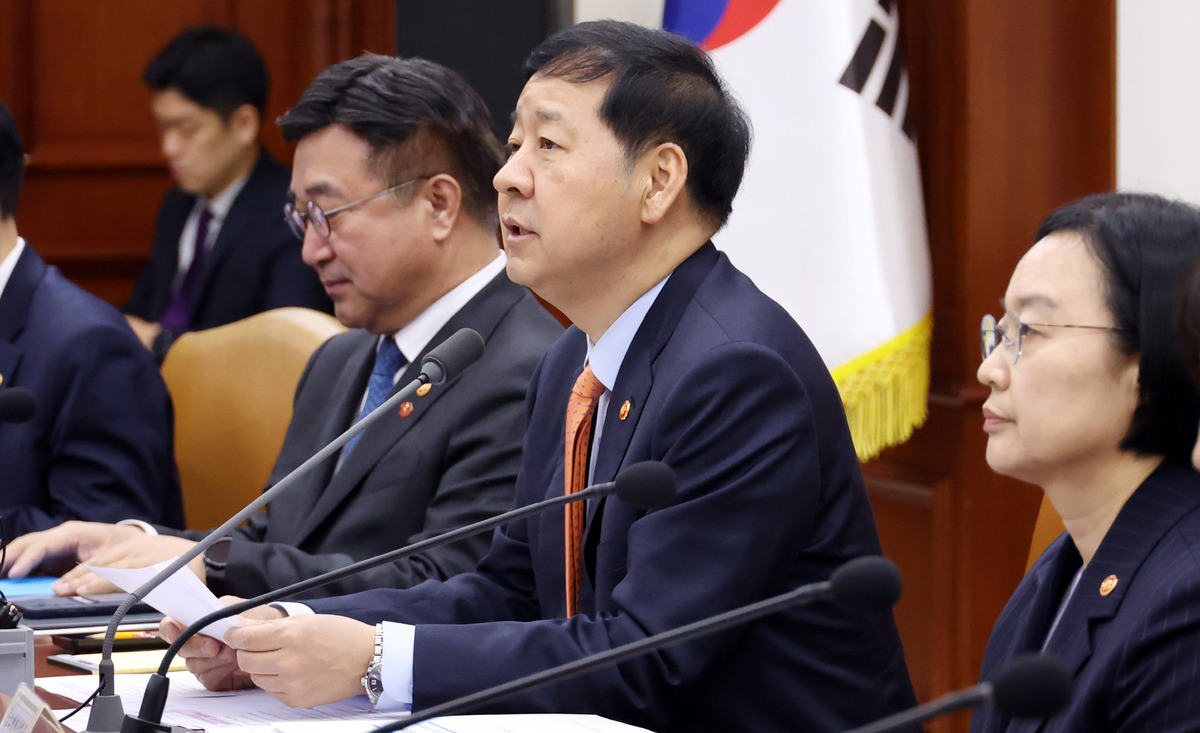 구윤철 부총리 겸 재정경제부 장관이 3일 오전 서울 종로구 정부서울청사에서 열린 비상경제본부회의 겸 경제관계장관회의를 주재하고 있다. 뉴시스