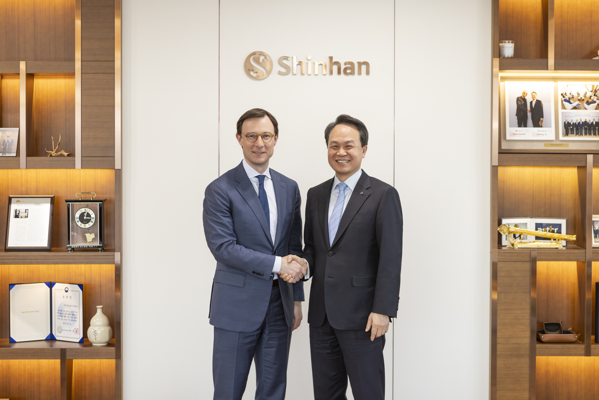 지난 2일 행사에 참석한 올리버 젠킨 Visa 그룹 사장(왼쪽)과 진옥동 신한금융그룹 회장이 기념촬영을 하고 있다. 신한그룹 제공