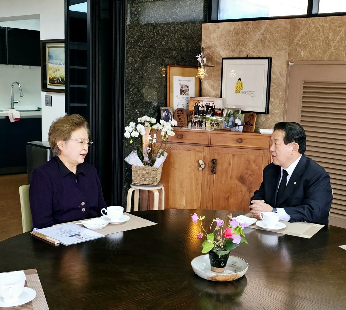 김병주 국회의원이 3일 봉하마을을 찾아 고&nbsp;(&nbsp;故&nbsp;)&nbsp;노무현 전 대통령 묘역을 참배하고 권양숙 여사를 예방했다. 김병주 의원실 제공