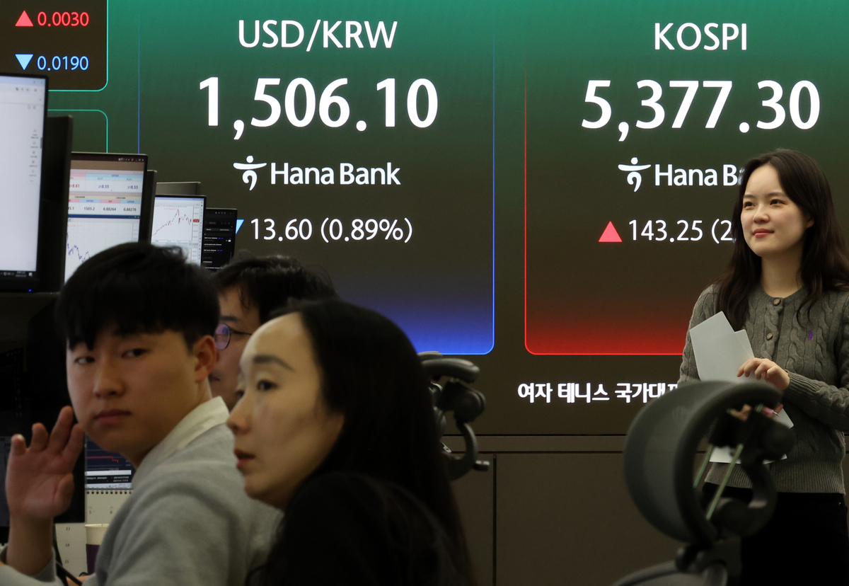 3일 오후 서울 중구 하나은행 딜링룸에서 딜러들이 업무를 하고 있다. 뉴시스