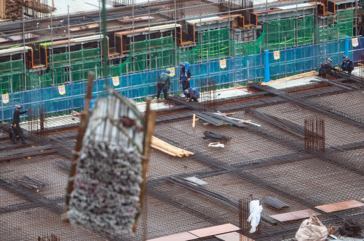 서울 시내 한 공사현장에서 근로자들이 업무를 하고 있다. 뉴시스