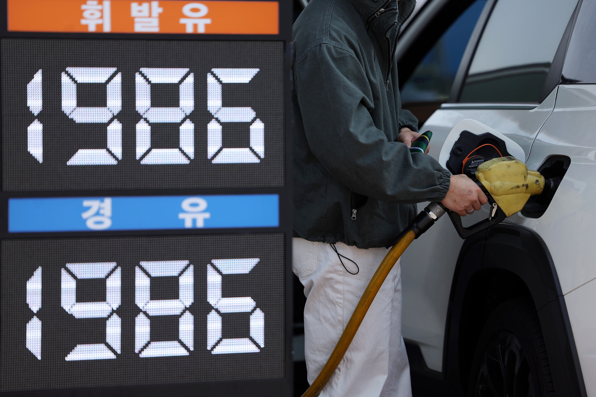 최근 중동전쟁으로 인한 고유가 사태가 에너지, 공업제품 가격 상승으로 번졌다. 서울 서초구 경부고속도로 부산방향 만남의 광장 주유소에서 한 시민이 주유하고 있다. 뉴시스