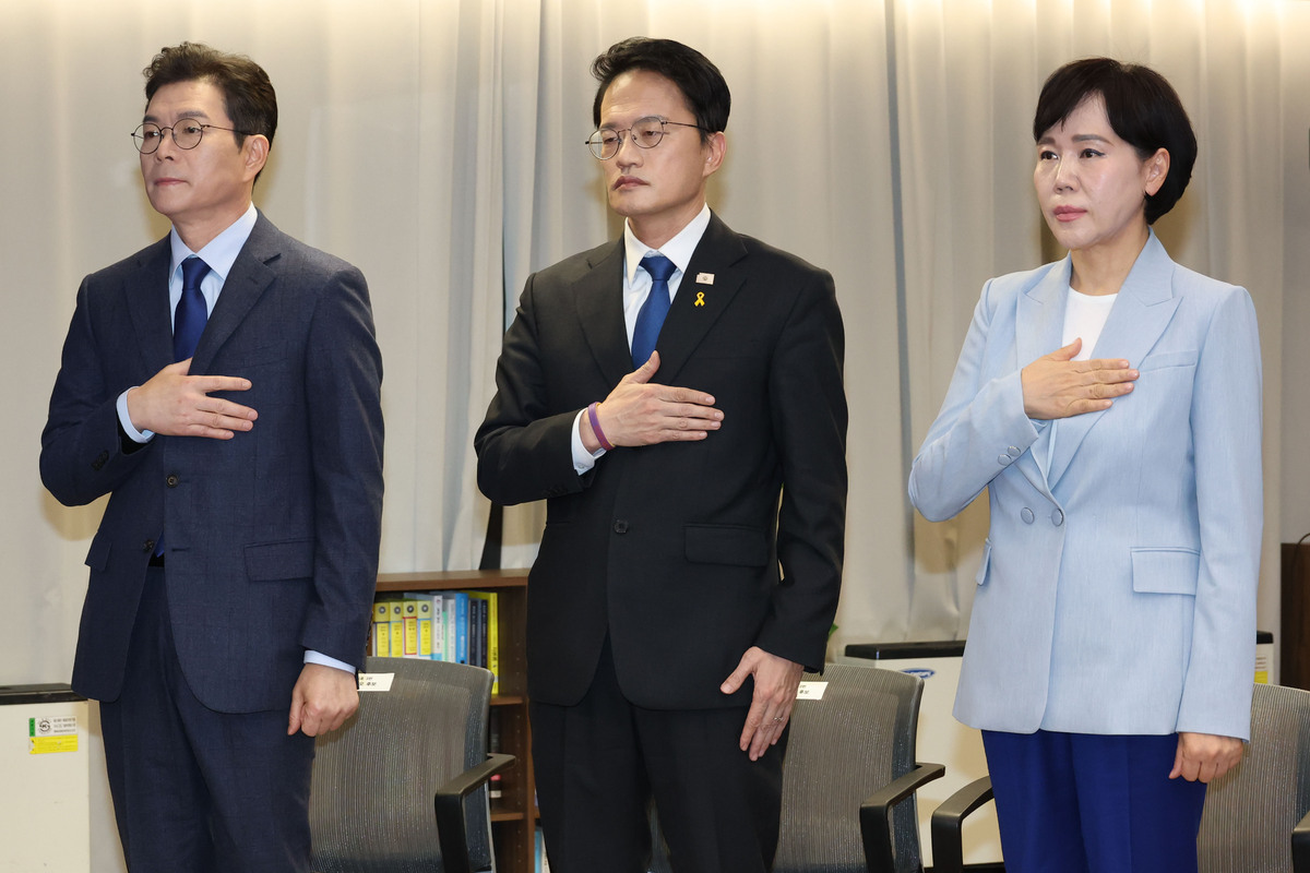 정원오(왼쪽부터), 박주민, 전현희 더불어민주당 서울시장 예비후보가 5일 서울 영등포구 중앙당사에서 열린 서울특별시장 공직선거 후보자 선출을 위한 본경선 합동연설회에서 국기에 대한 경례를 하고 있다. 뉴시스