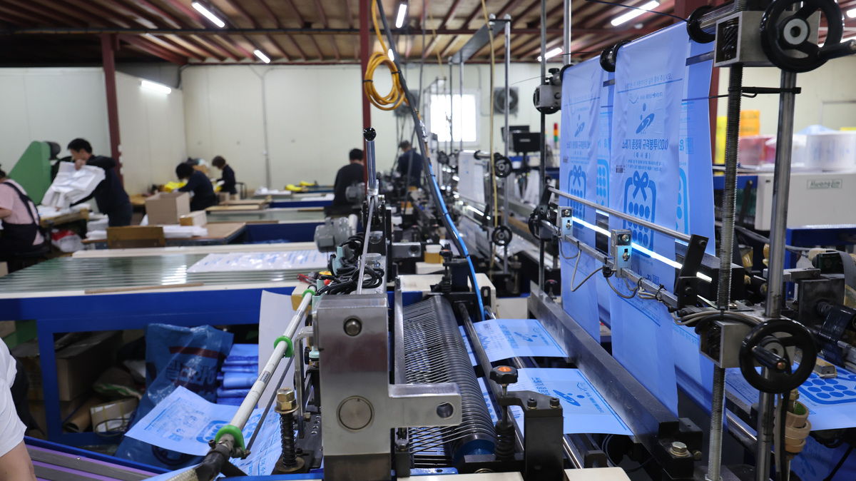 중동 전쟁 여파로 원재료인 나프타 등 석유화학제품 수급 문제가 불거지는 가운데 2일 오후 인천 미추홀구의 한 종량제봉투 생산공장에서 종량제봉투가 생산되고 있다. 뉴시스