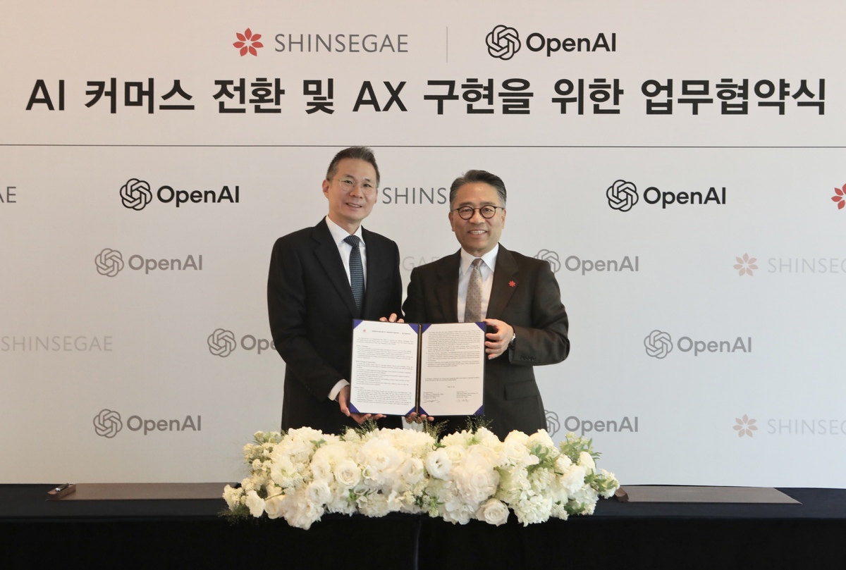 임영록 신세계그룹 경영전략실장(오른쪽)과 김경훈 오픈AI 코리아 총괄대표가 6일 웨스틴 조선 서울에서 진행된 ‘AI 커머스 사업협력’ 업무협약식에서 기념 촬영하고 있다. 신세계그룹 제공