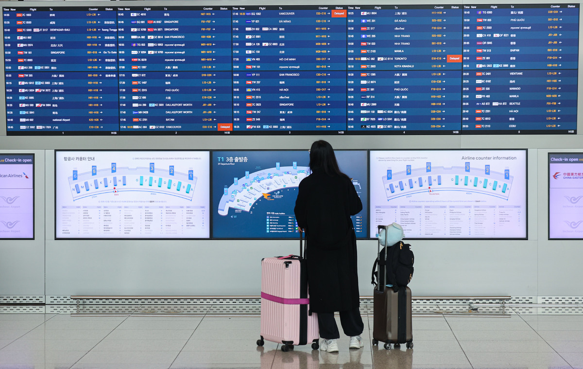 최근 인천국제공항 제1여객터미널에서 여행객이 출국안내판을 보고 있다. 뉴시스