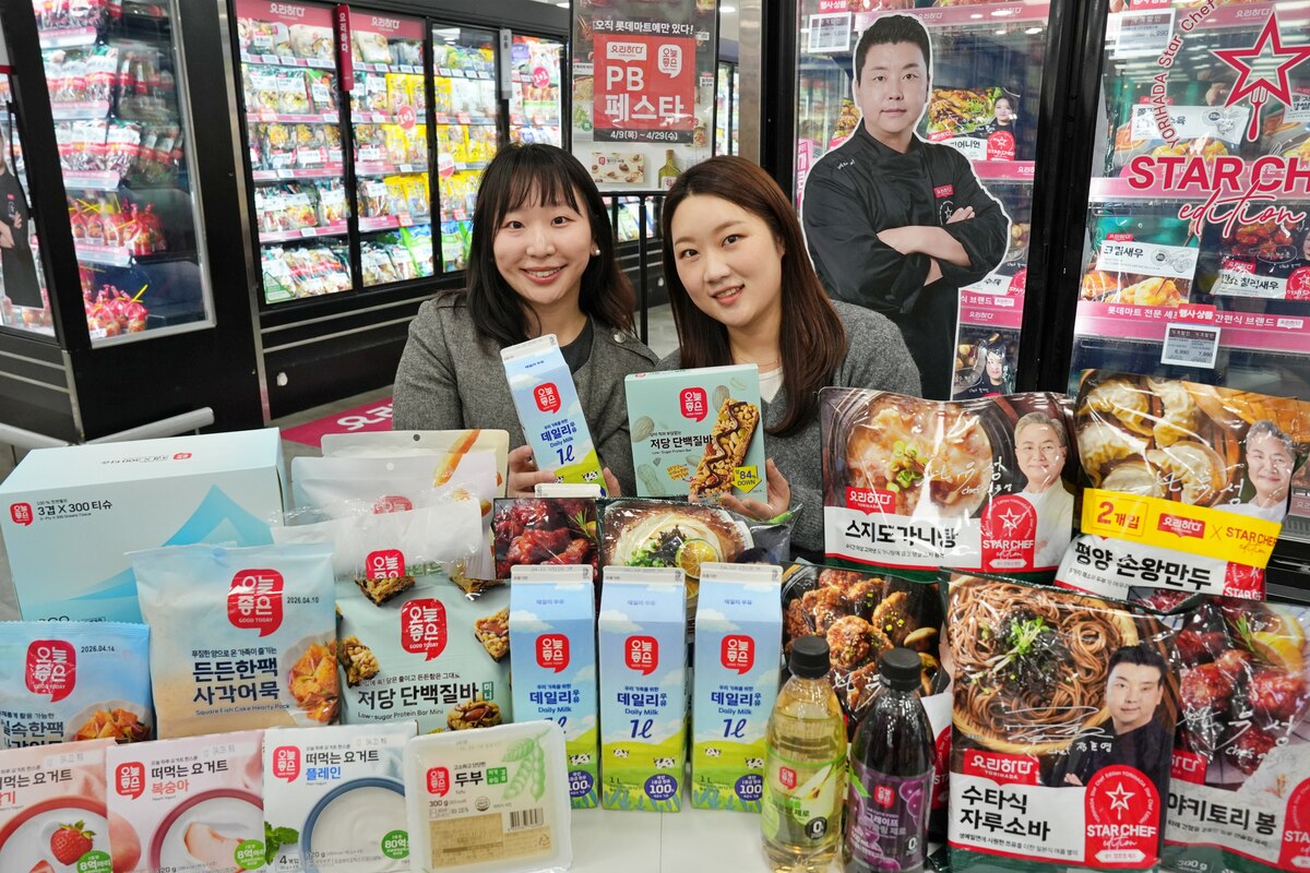 서울시 송파구에 위치한 롯데마트 제타플렉스 잠실점 가공 식품 코너에서 롯데마트 MD들이 ‘PB 페스타’ 행사 상품을 홍보하고 있다. 롯데마트 제공