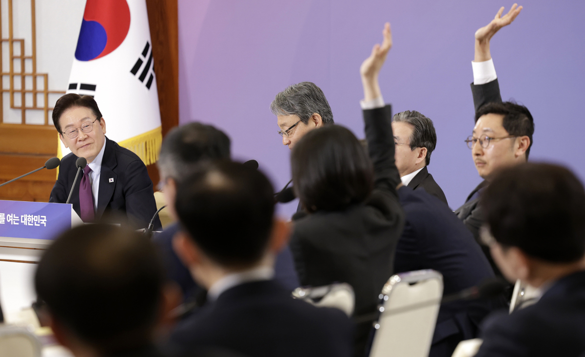 이재명 대통령이 9일 청와대에서 열린 국민경제자문회의 제1차 전체회의에서 참석자들의 질문을 받고 있다. 뉴시스