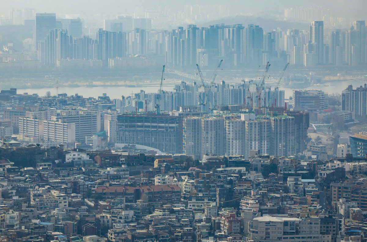 서울 중구 남산에서 서울시내 아파트가 보이고 있다. 뉴시스